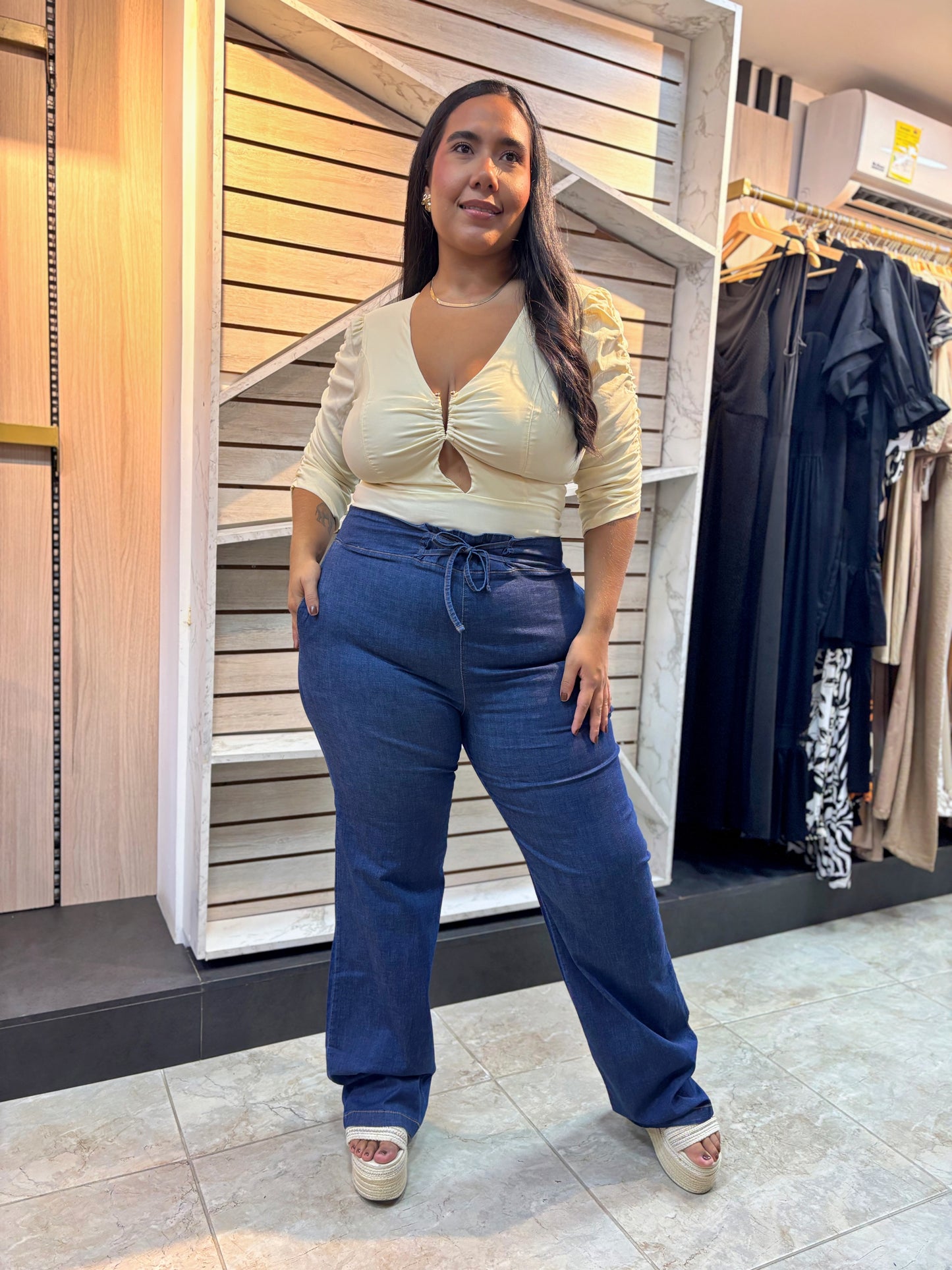 PANTALON LEONORA 💙 El diseño versátil con cordón decorativo en la cintura.